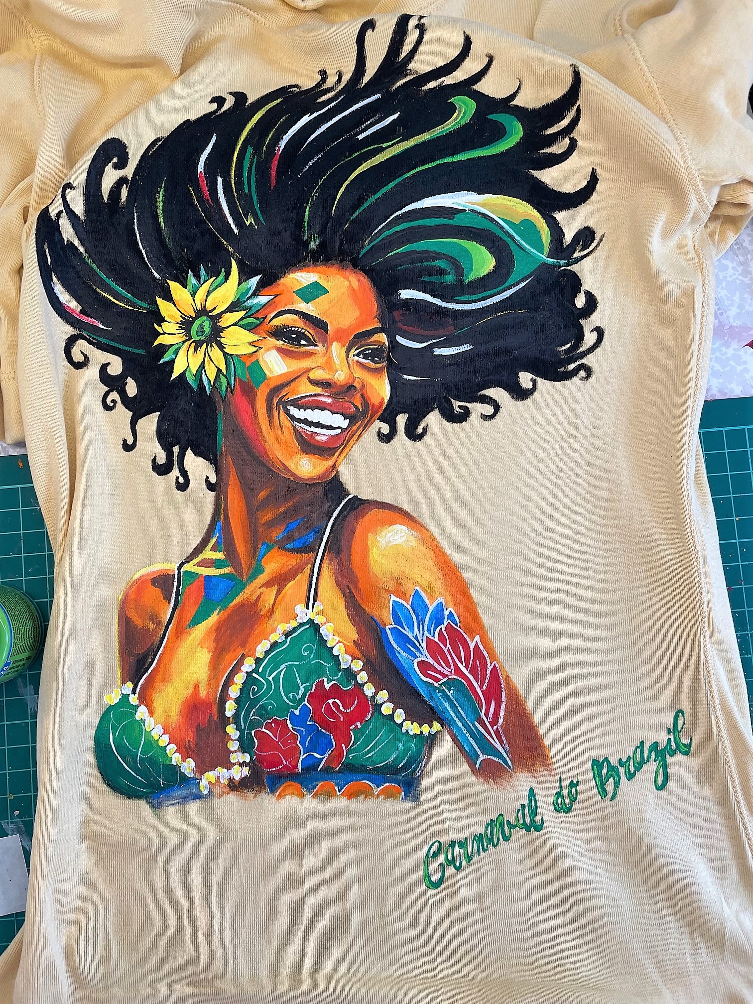 tee-shirt avec brésilienne peinte à la main 