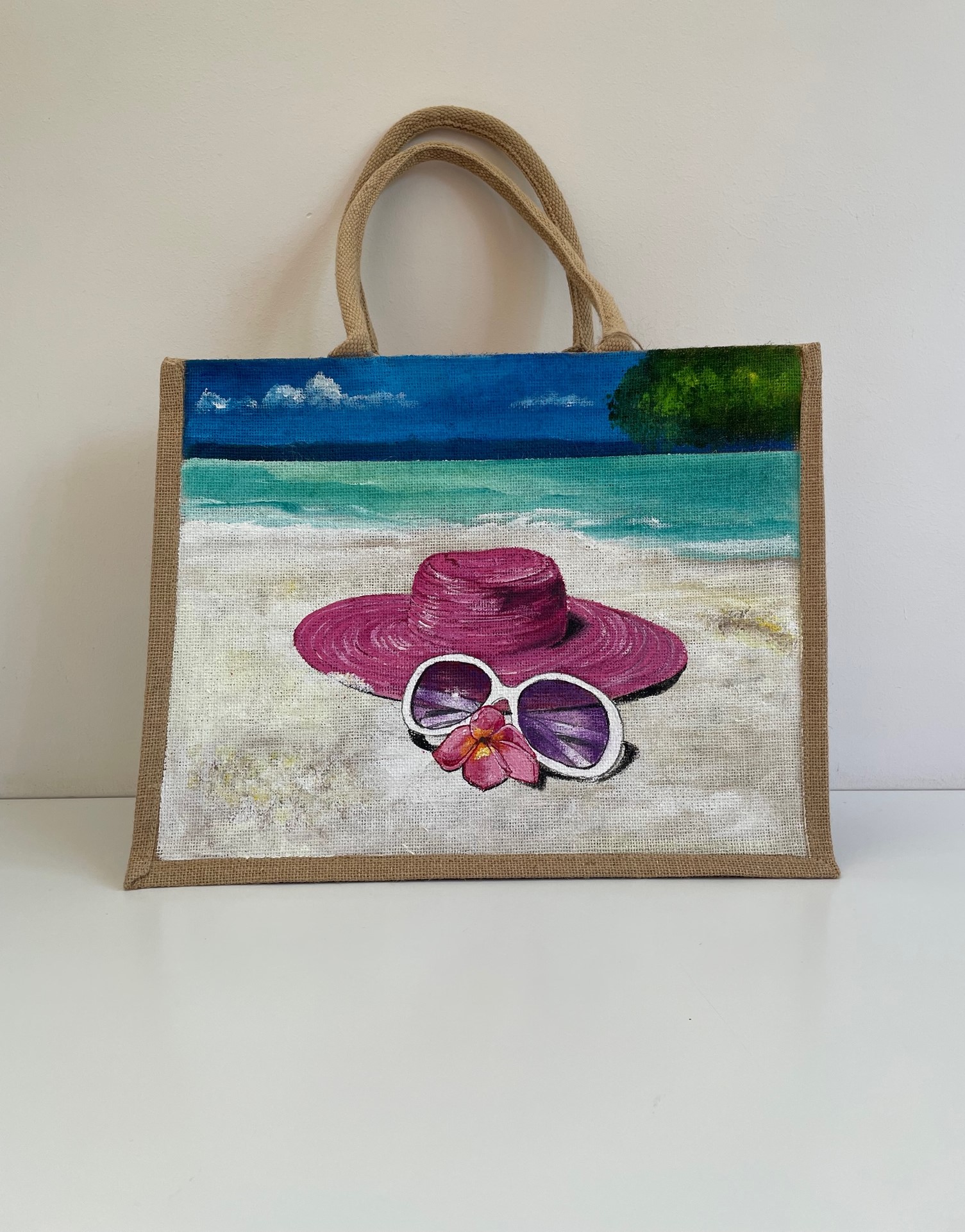 Sac en jute avec paysage de mer et chapeau de paille peint main 