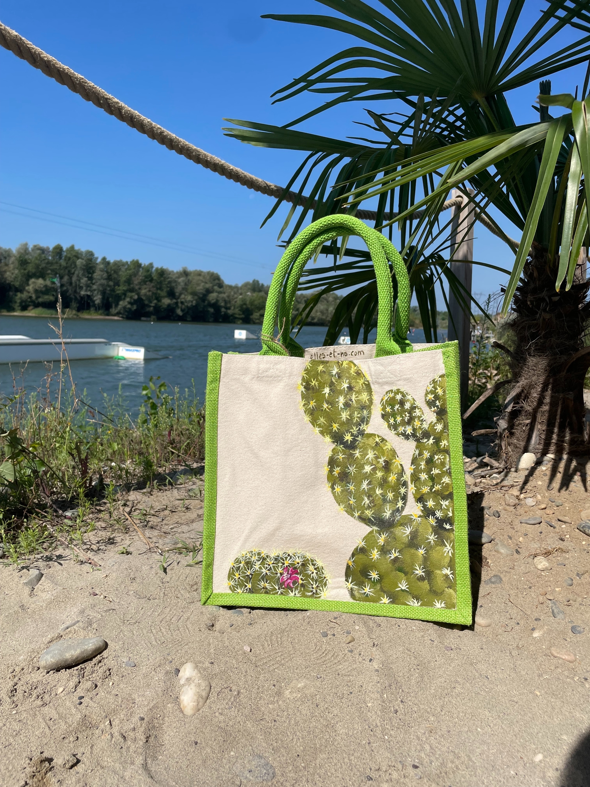 sac en jute et coton avec des cactus peints a la main par elles et no
