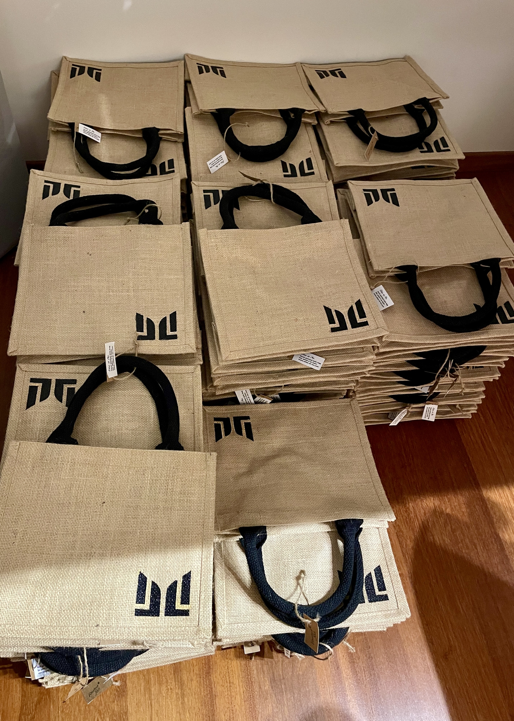 sacs en jute avec logo marriott hotel peint a la main par elles et no