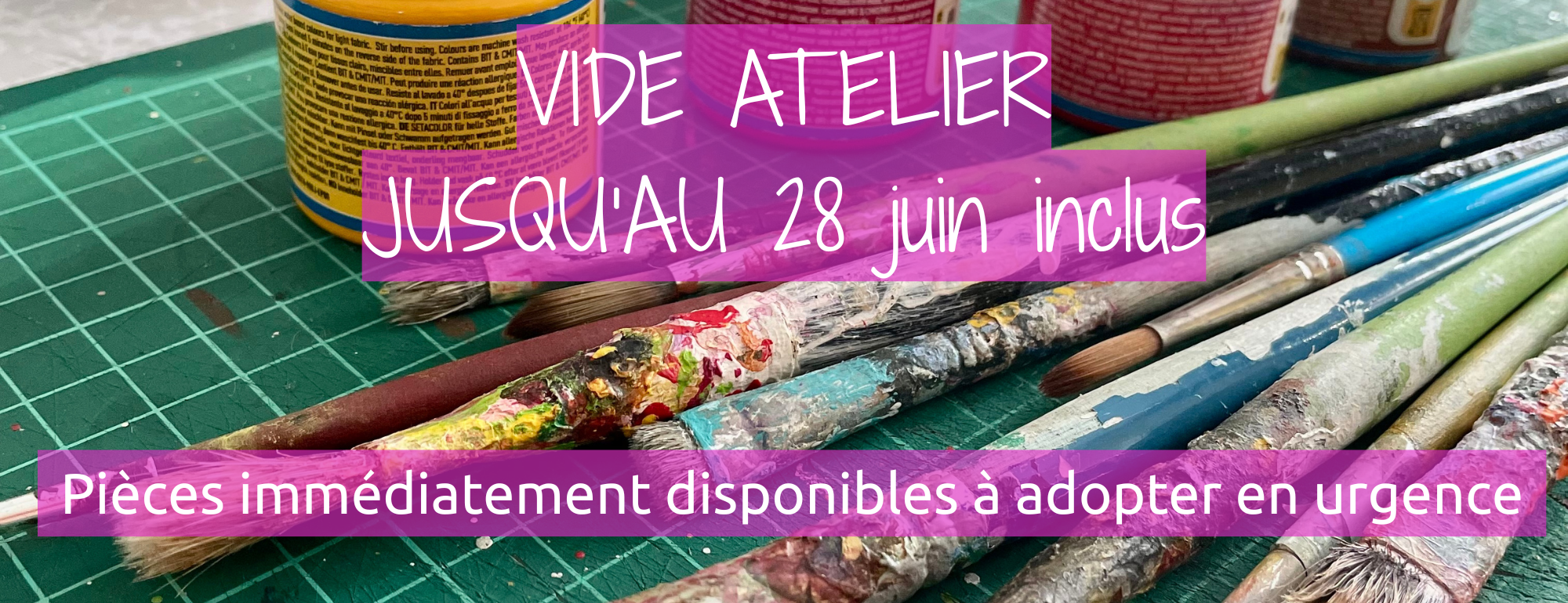 Présentation de pots de peintures et de pinceaux par Elles et No. poru annoncer un vide atelier