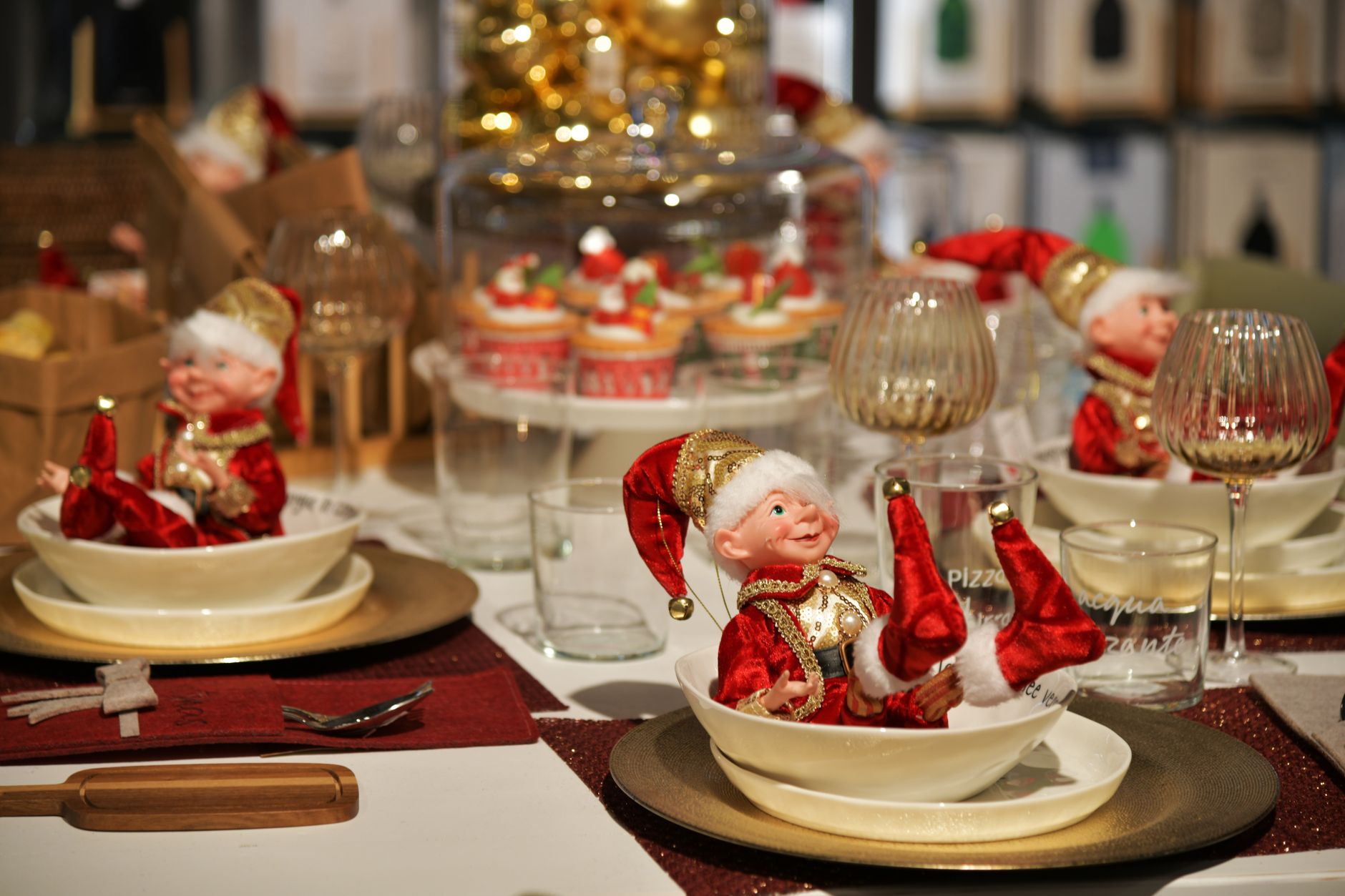 charmante table de noel avec des elfes festifs et une decoration de vacances