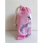 pochon rose en coton avec une licorne coiffée dun père Noël peinte à la main par Elles et No.