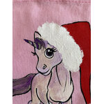 pochon rose en coton avec une licorne coiffée dun père Noël peinte à la main par Elles et No.