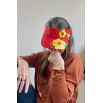 Visière rouge avec des hibiscus jaune peinte à la main par Elles et No.