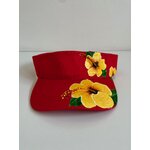 Visière rouge avec des hibiscus jaune peinte à la main par Elles et No.