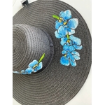 Chapeau noir en papier tressé avec des orchidées bleues peintes à la main. par Elles et No.