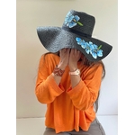 Chapeau noir en papier tressé avec des orchidées bleues peintes à la main. par Elles et No.