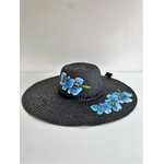 Chapeau noir en papier tressé avec des orchidées bleues peintes à la main. par Elles et No.
