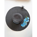 Chapeau noir en papier tressé avec des orchidées bleues peintes à la main. par Elles et No.