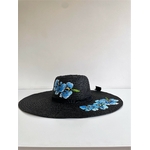 Chapeau noir en papier tressé avec des orchidées bleues peintes à la main. par Elles et No.