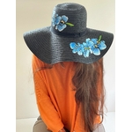 Chapeau noir en papier tressé avec des orchidées bleues peintes à la main. par Elles et No.