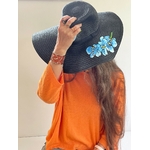 Chapeau noir en papier tressé avec des orchidées bleues peintes à la main. par Elles et No.