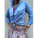 Chemise femme bleue en coton à manches longues avec un motif dessiné par Elles et No. et brodé couleurs