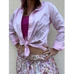 Chemise femme rose en coton à manches longues avec un motif dessiné par Elles et No. et brodé couleurs