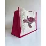 sac de plage jute et coton avec une tortue marine dans les tons roses peinte à la main par Elles et No;