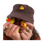 Casquette army cubaine marron avec un canard en plastique peint à la main par Elles et No.