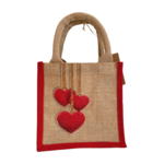 Petit sac en jute avec des coeurs rouge accrochés par des chaines dorées, peints à la main par Elles et No.