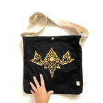 sac coton noir bio avec fleur de lotus thai peinte à la main  par Elles et No.