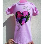 Tee shirt rose avec manches ondulées, gros coeur et fleurs peints à la main par Elles et No.
