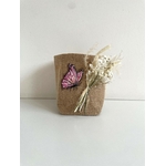 porte-plante en jute avec un bouquet de fleurs séchées et un papillon peint main (4)