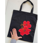 tote bag en coton noir avec deux hibiscus rouge peints à la main (2)