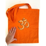 symbole hindouiste  peint à la main sur un tote bag orange par Elles et No.