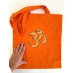 symbole hindouiste  peint à la main sur un tote bag orange (3)