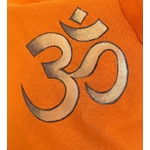 symbole hindouiste  peint à la main sur un tote bag orange par Elles et No.