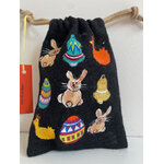 pochon en jute noire avec lapin et oeufs de Pâques peints à la main  par Elles et No.