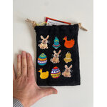 pochon en jute noire avec lapin et oeufs de Pâques peints à la main  par Elles et No.