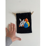 pochon en jute noire avec lapin et oeufs de Pâques peints à la main  par Elles et No.