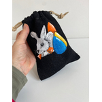 pochon en jute noire avec lapin et oeufs de Pâques peints à la main  par Elles et No.