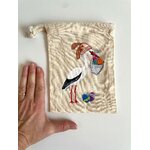 pochon beige de pâques avec cigogne peint à la main par Elles et No.