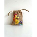 pochon jute avec une poule de pâques peinte main par Elles et No.