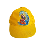 casquette enfant jaune avec ourson surfeur peint à la main  par Elles et No.