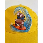 casquette enfant jaune avec ourson surfeur peint à la main  par Elles et No.