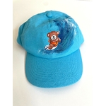 casquette enfant bleue avec un ourson surfeur peint à la main par Elles et No.