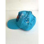 casquette enfant bleue avec un ourson surfeur peint à la main par Elles et No.