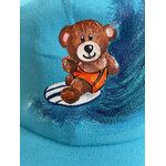 casquette enfant bleue avec un ourson surfeur peint à la main par Elles et No.
