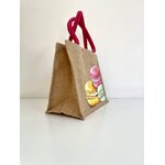 sac en jute avec macarons en gros plan peints à la main par Elles et No..