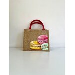 sac en jute avec macarons en gros plan peints à la main par Elles et No..