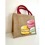 sac en jute avec macarons en gros plan peints à la main par Elles et No..