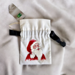 Pochette coton blanc, ruban satin noir, avec tête de père Noël peinte à la main par Elles et No.