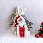 PPochette coton blanc, ruban satin gris, avec tête de père Noël peinte à la main par Elles et No.
