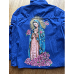 Veste en bleu de chine avec la vierge de Guadeloupe peinte à. la main sur le dos par Elles et No.