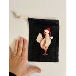 pochon coton noir avec poule coiffée dun bonnet de Père Noël peinte à la main par Elles et No.