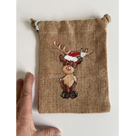 Pochon en jute avec un renne coiffé dun bonnet de père Noël peint à la main par Elles et No.