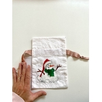 Pochon en coton blanc à ruban rose avec bonhomme de neige coiffé dun bonnet de père Noël, peint à la main par Elles et No.