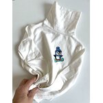 t-shirt col roulé  Elles et No.  avec un pingouin rigolo sur son snowboard, peint à la main